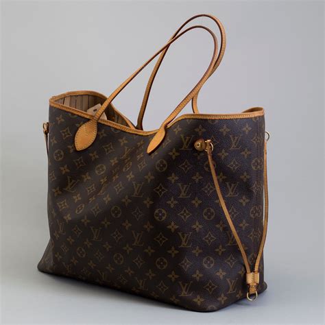 louis vuitton pouch neverfull.